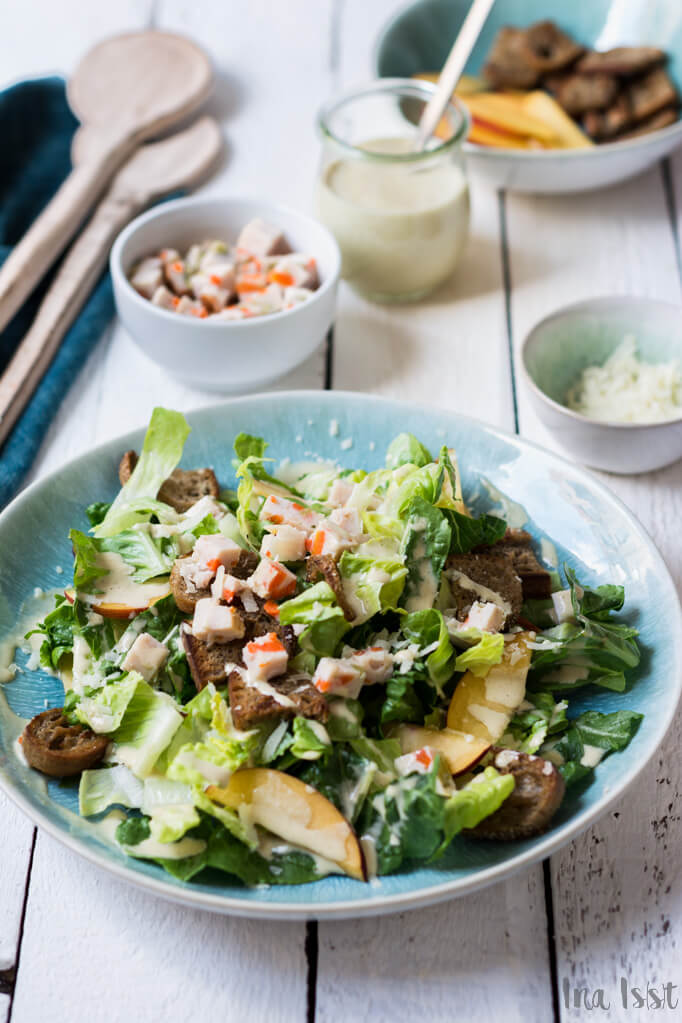 Sommerlicher Ceasar Salad mit Hähnchenbrust und Nektarinen