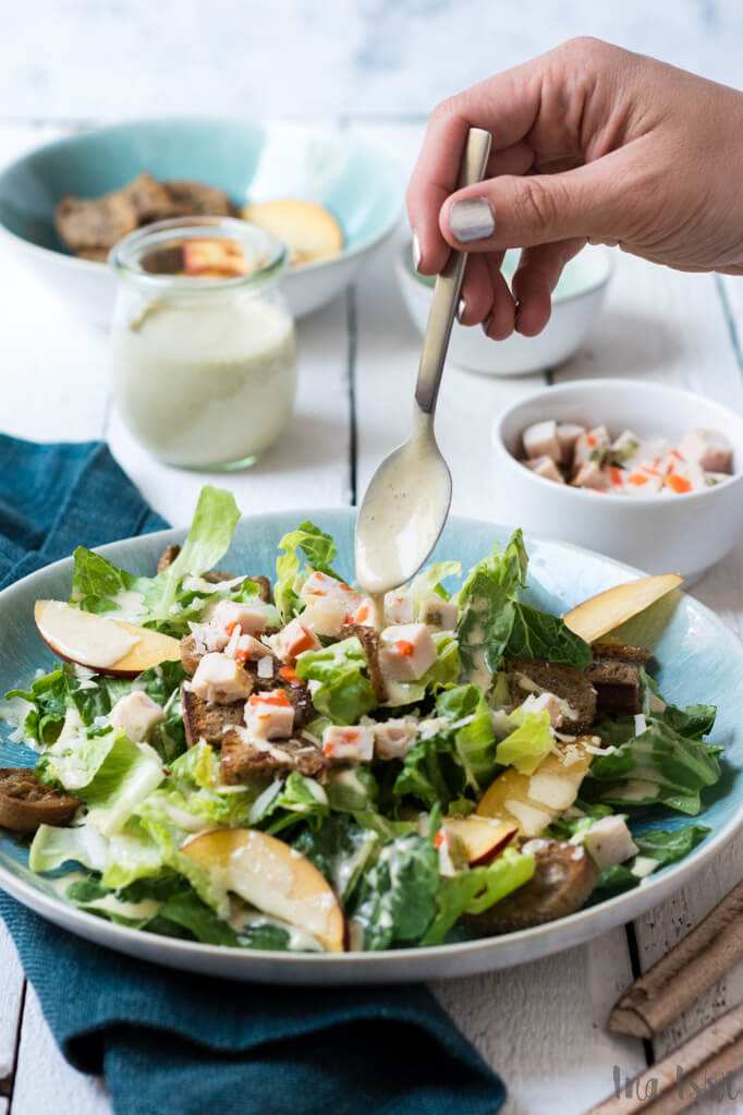 Sommerlicher Caesar Salad mit Hähnchenbrust und Nektarinen