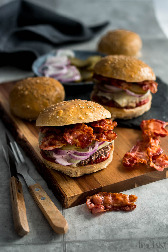 Bacon Burger mit rauchigem Ketchup und Roggenbun