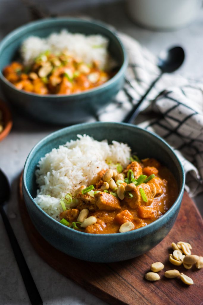 Afrikanischer Erdnusseintopf mit Hühnchen und Süßkartoffel ...