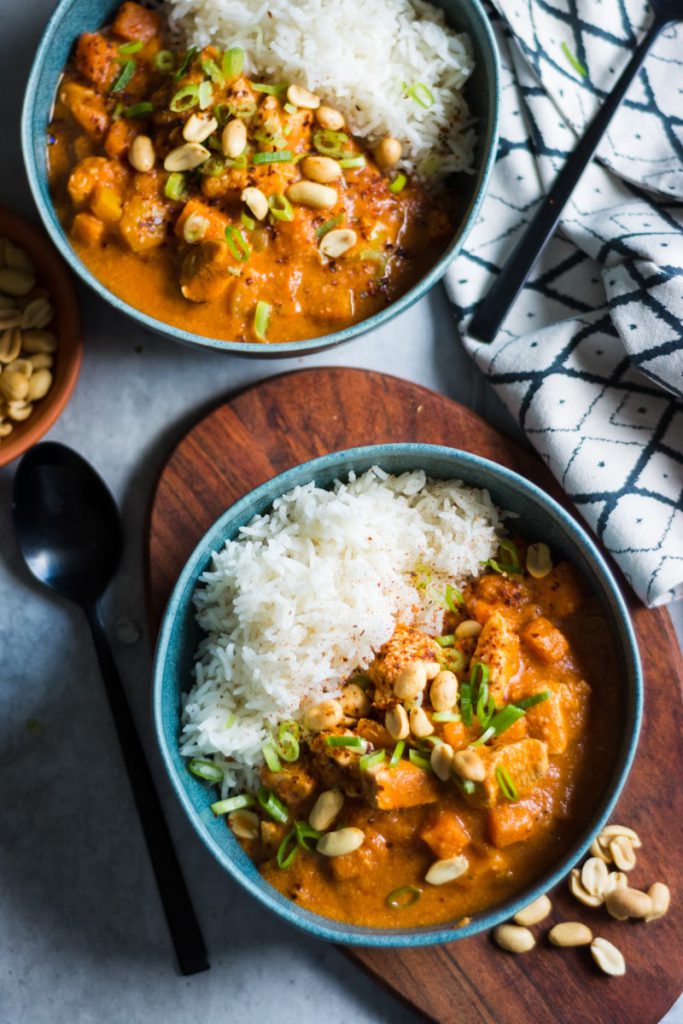 Afrikanischer Erdnusseintopf mit Hühnchen und Süßkartoffel ...