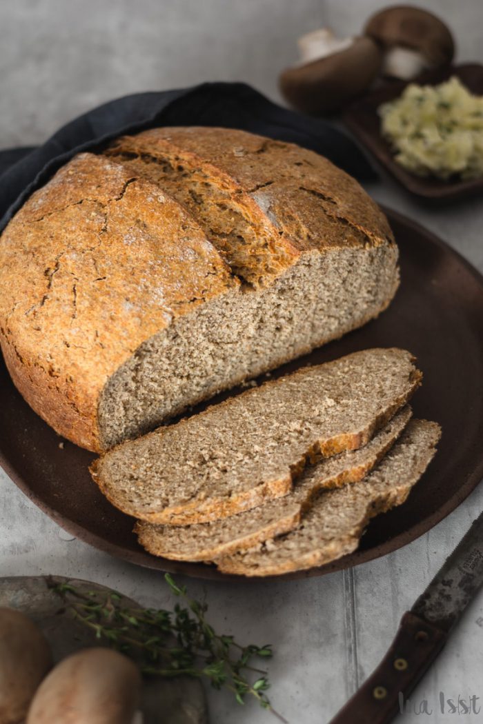 Buttermilchbrot mit Thymianbutter und Pilz-Rührei - Ina Isst