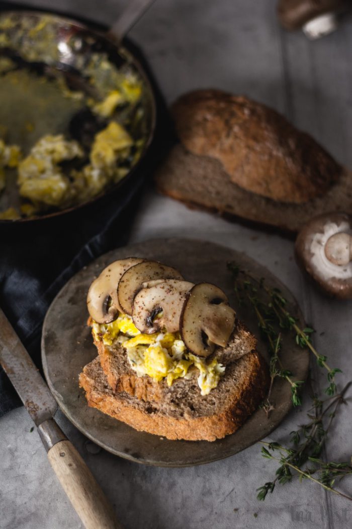 Buttermilchbrot mit Thymianbutter und Pilz-Rührei - Ina Isst