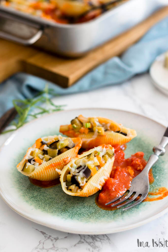 Vegetarisch gefüllte Muschelnudeln mit Aubergine und Ajvar-Soße - Ina Isst