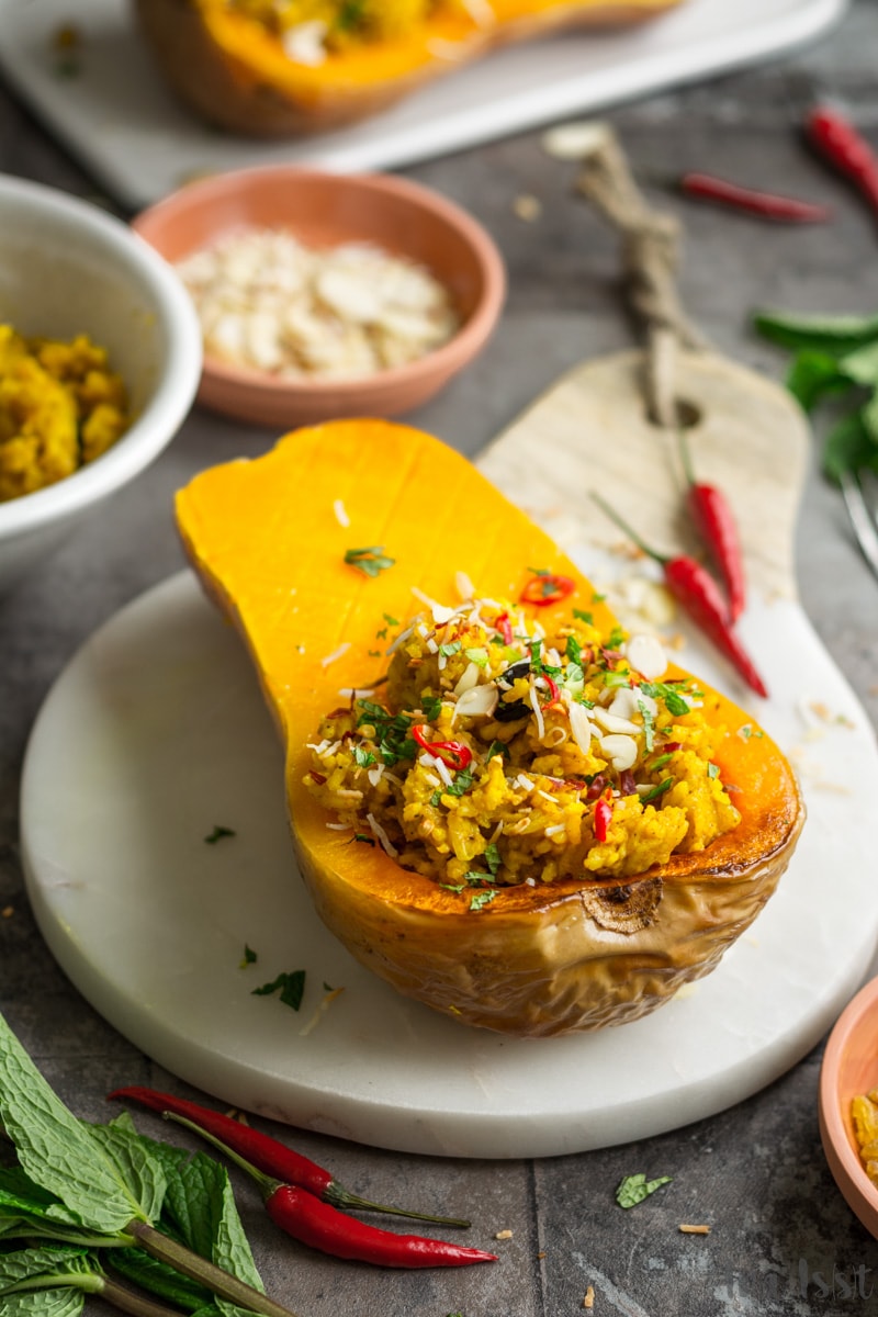 Gefüllter Butternut-Kürbis mit indischem Reis, National Pumpkin Day