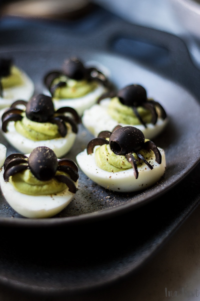 Halloween Fingerfood, gefüllte Spinnen Eier mit Avocadocreme, Halloweenrezept