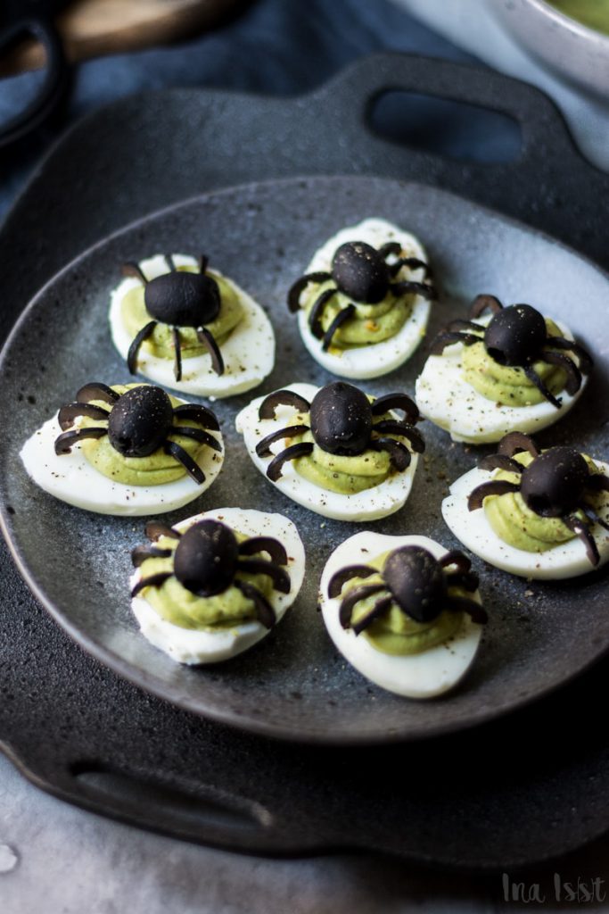 Halloween Fingerfood: Gefüllte Spinnen-Eier - Ina Isst