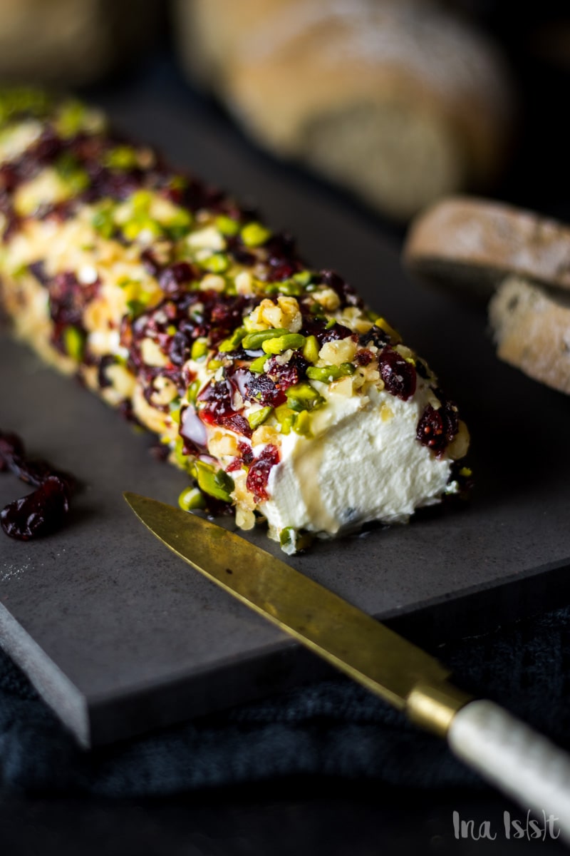 Frischkäserolle mit Cranberries, Honig und Pistazien - Ina Isst