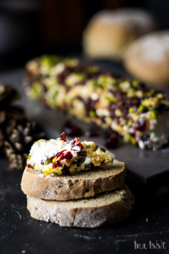 Frischkäserolle mit Cranberries, Honig und Pistazien - Ina Isst