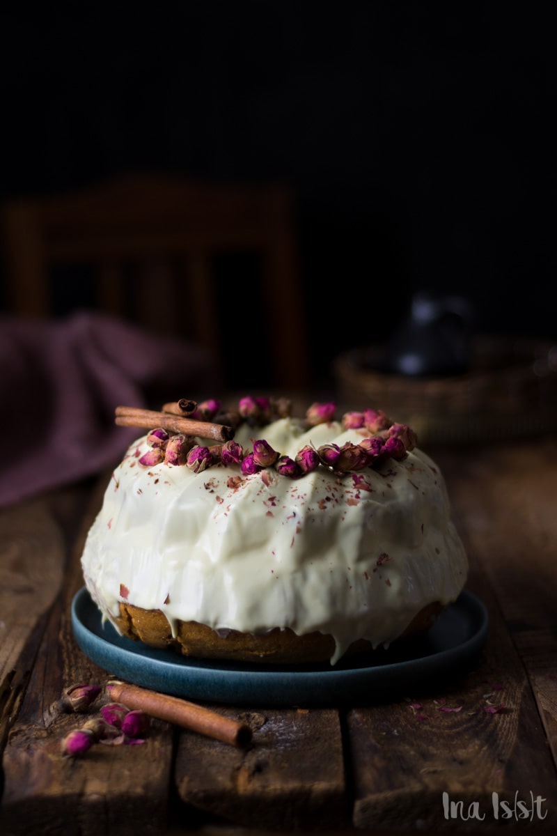 Weißer Schokoladen Gugelhupf mit Rose und Zimt