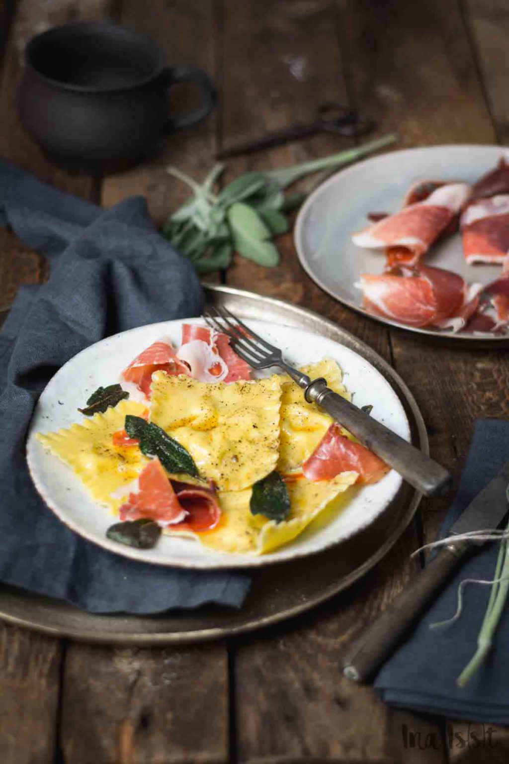 Ziegenkäse Ravioli mit Serrano Schinken, Birne und Salbei-Butter - Ina Isst