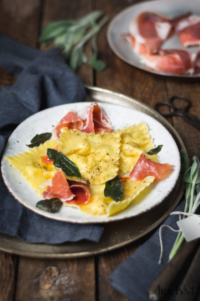Ziegenkäse Ravioli mit Serrano Schinken, Birne und Salbei-Butter - Ina Isst