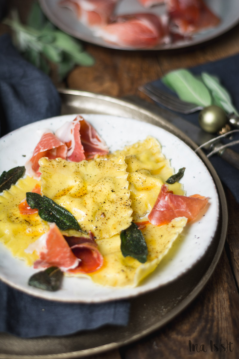 Ziegenkäse Ravioli mit Serrano Schinken, Birne und Salbei-Butter - Ina Isst