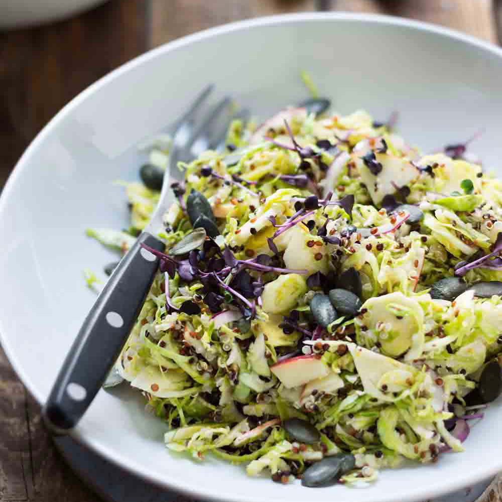 Scharfe Hähnchenschenkel mit frischem Rosenkohlsalat - Ina Isst