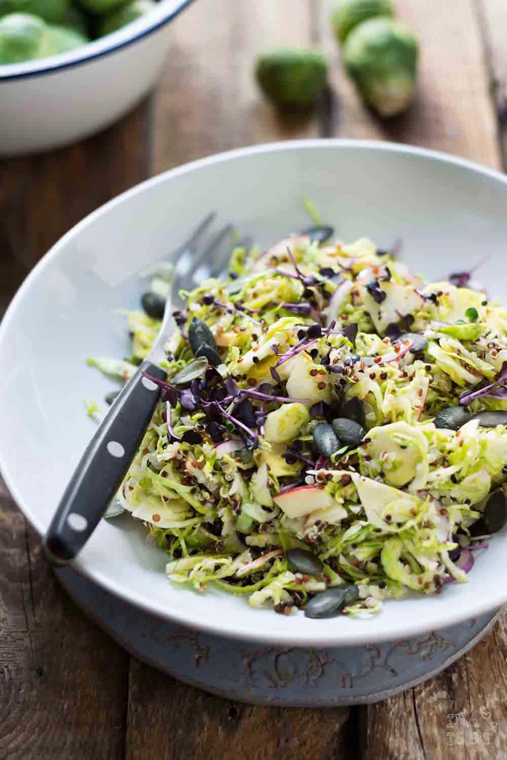 Bunter Rosenkohlsalat mit Quinoa und Kresse - Ina Isst