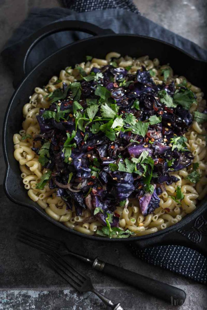 Einfache Nudelpfanne mit ofengegartem Rotkohl - Ina Isst