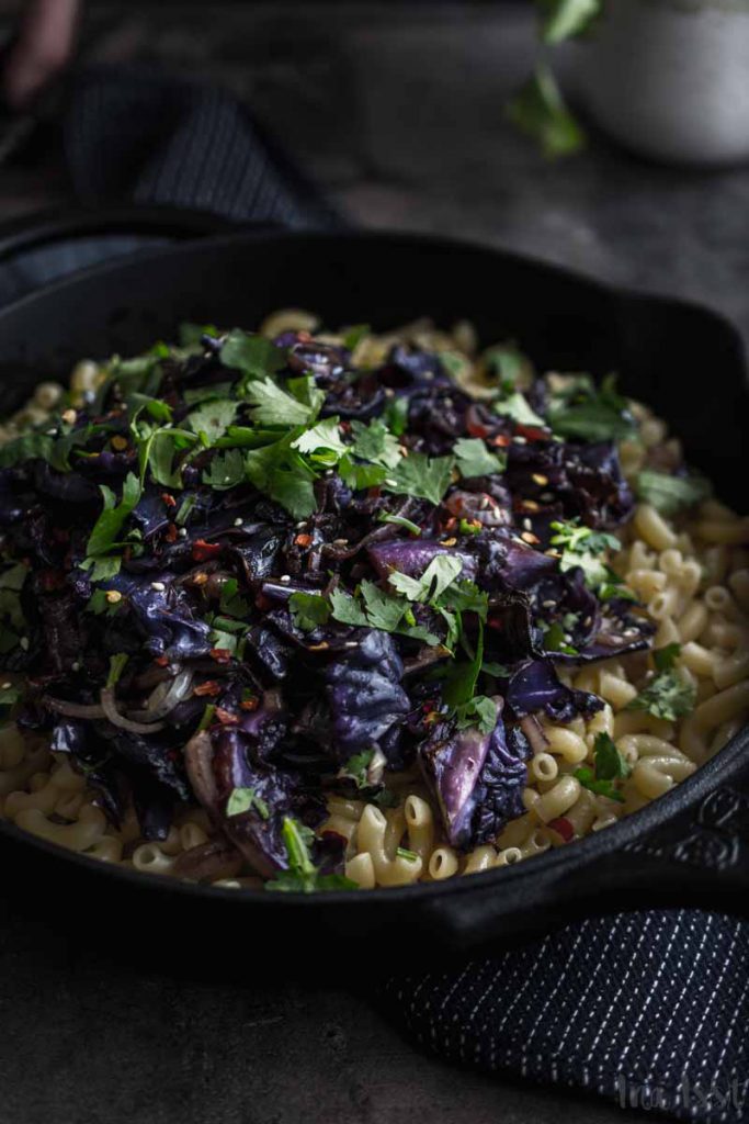 Einfache Nudelpfanne mit ofengegartem Rotkohl - Ina Isst