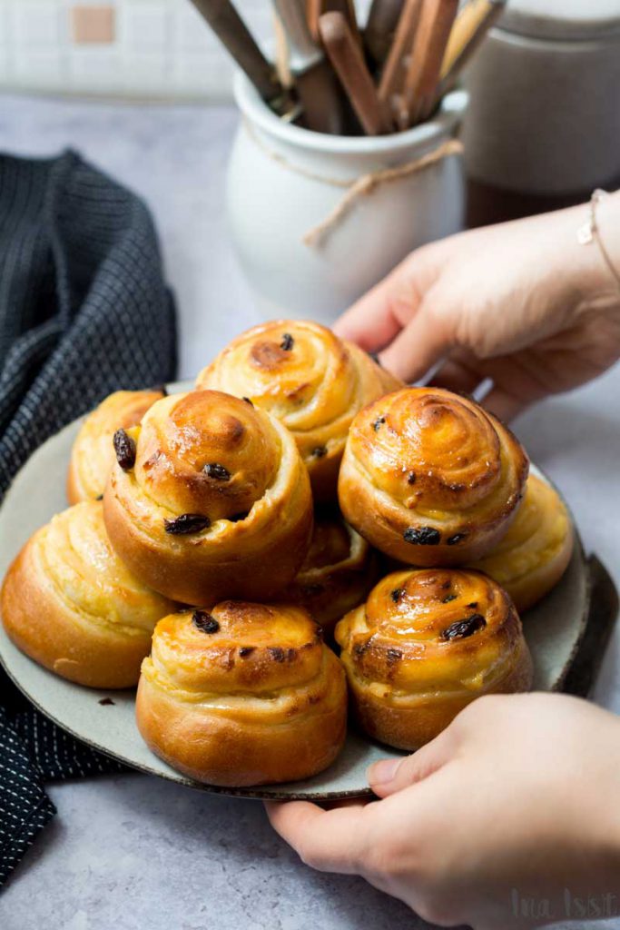 Einfache Hefe-Puddingschnecken mit Rosinen - Ina Isst Einfache Hefe-Puddingschnecken mit Rosinen - Ina Isst