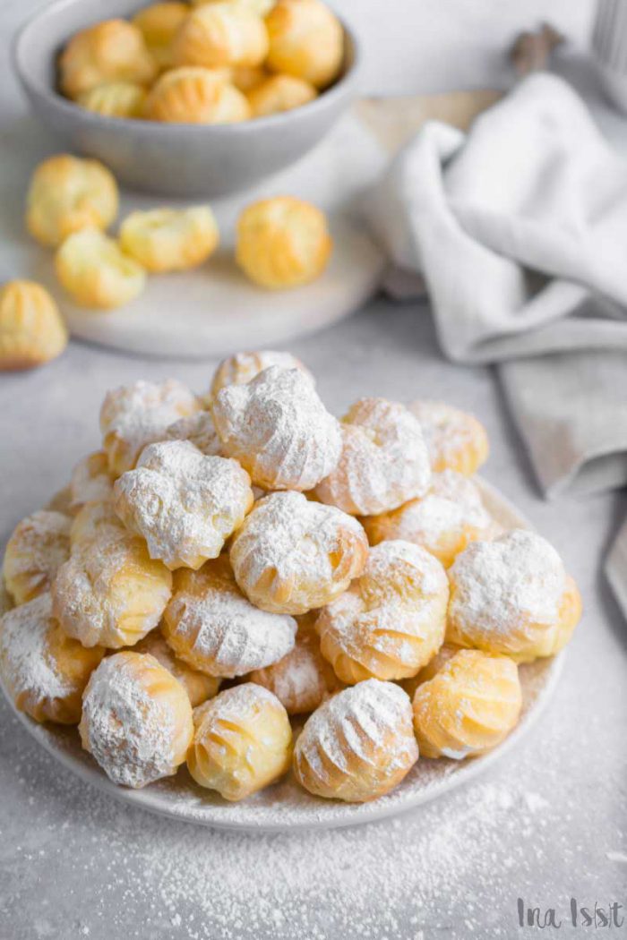 Perfekte kleine Windbeutel mit Vanille-Füllung - Ina Isst Perfekte kleine Windbeutel mit Vanille-Füllung - Ina Isst