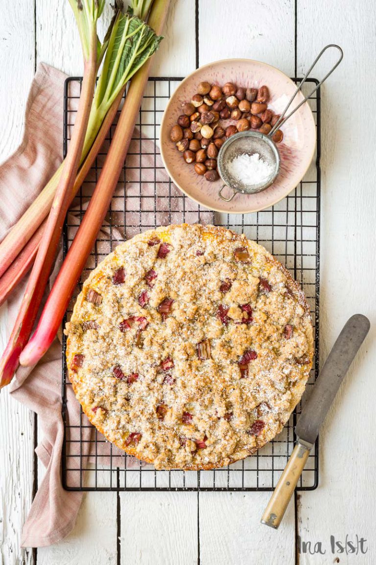 Rhabarber Kuchen mit Pudding und Haselnuss-Streusel - Ina Isst
