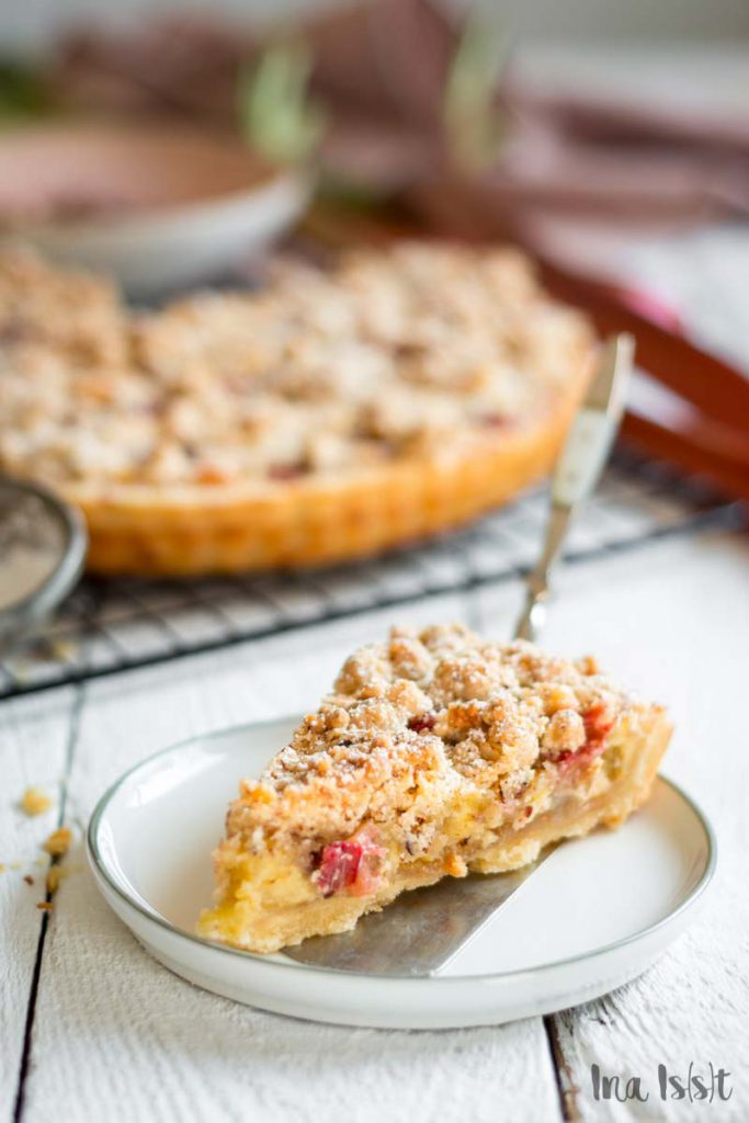 Rhabarber Kuchen mit Pudding und Haselnuss-Streusel - Ina Isst
