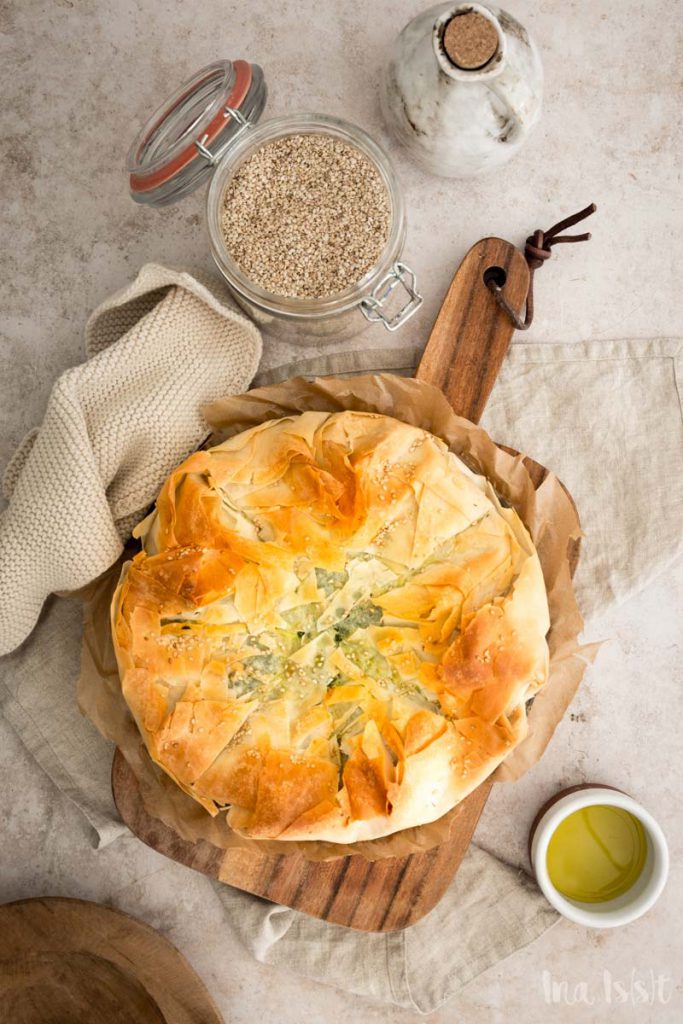 Spanakopita - Griechischer Spinatkuchen mit Ricotta und Filoteig - Ina Isst