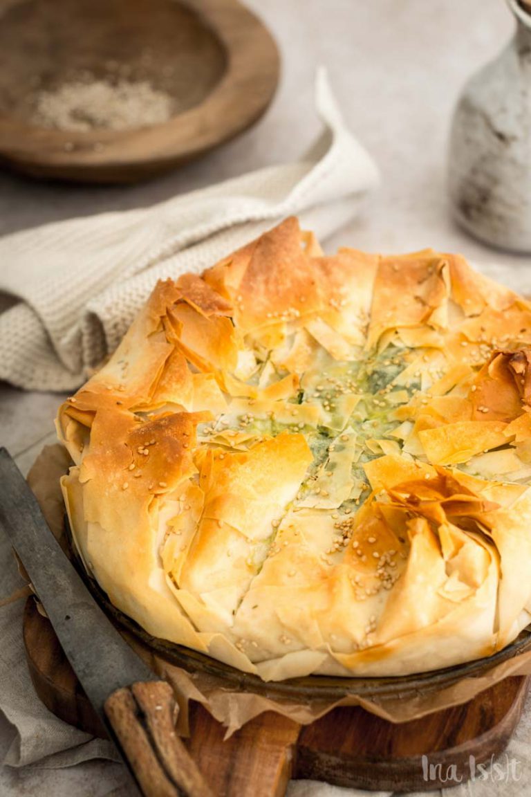 Spanakopita - Griechischer Spinatkuchen mit Ricotta und Filoteig - Ina Isst