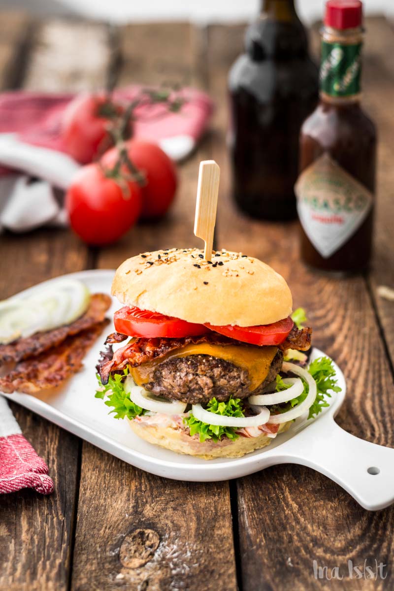 BLT Cheeseburger mit Tabasco Bacon, Klassischer Cheeseburger auf Holzuntergrund, #cheeseburger #BLT
