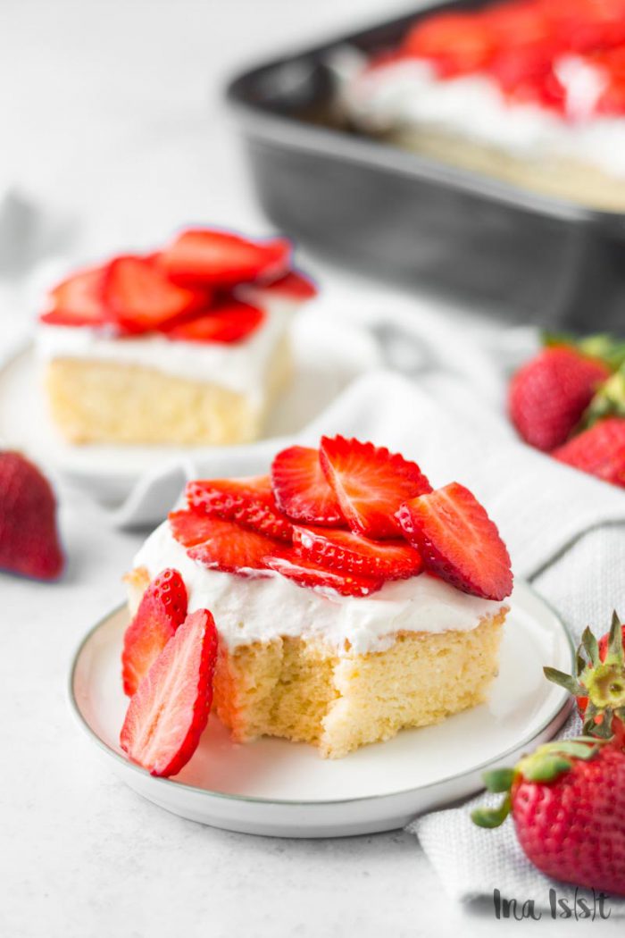 Tres Leches Cake - Dreierlei Milchkuchen mit Erdbeeren - Ina Isst