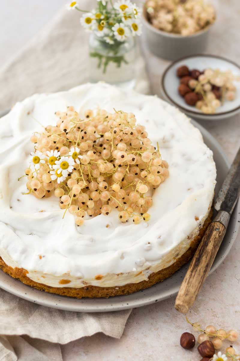 Baiser-Kuchen mit weißen Johannisbeeren und Haselnüssen