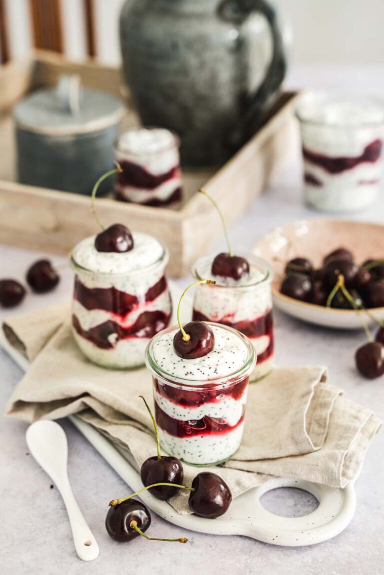 Kirsch Dessert mit Joghurt-Mohncreme - Ina Isst Kirsch Dessert mit Joghurt-Mohncreme - Ina Isst