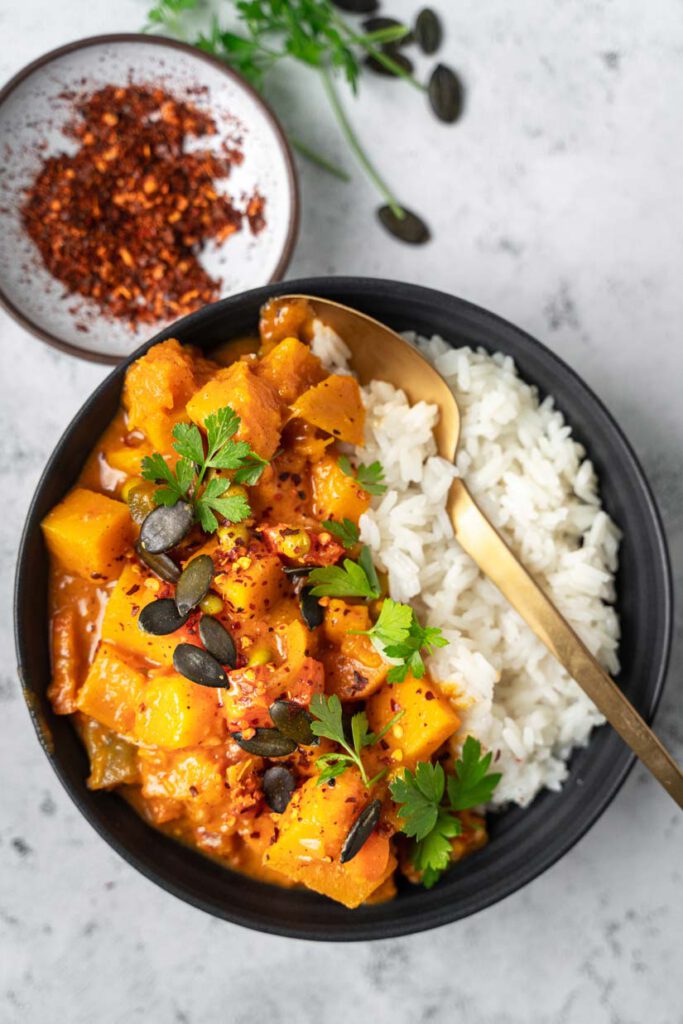 Scharfes Kürbis-Curry mit Kokosmilch - vegan - Ina Isst