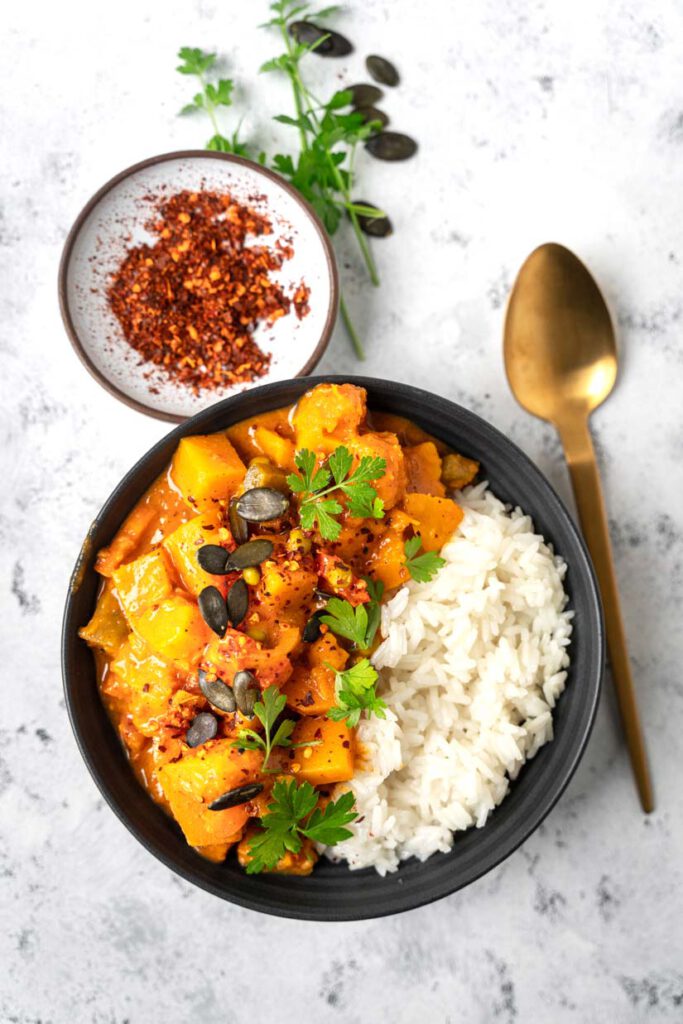 Scharfes Kürbis-Curry mit Kokosmilch - vegan - Ina Isst