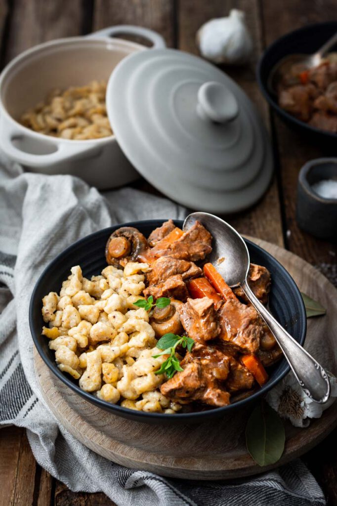 Französisches Kalbsragout mit Nussspätzle - Ina Isst