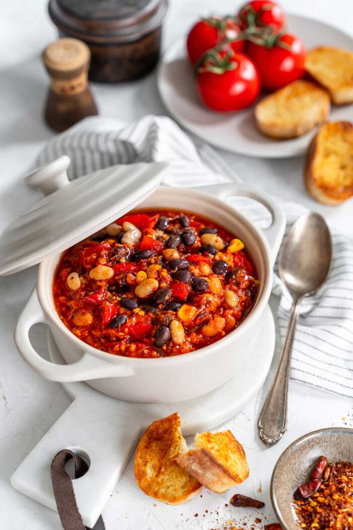 Vegetarischer Chili sin Carne Eintopf mit dreierlei Bohnen - Ina Isst