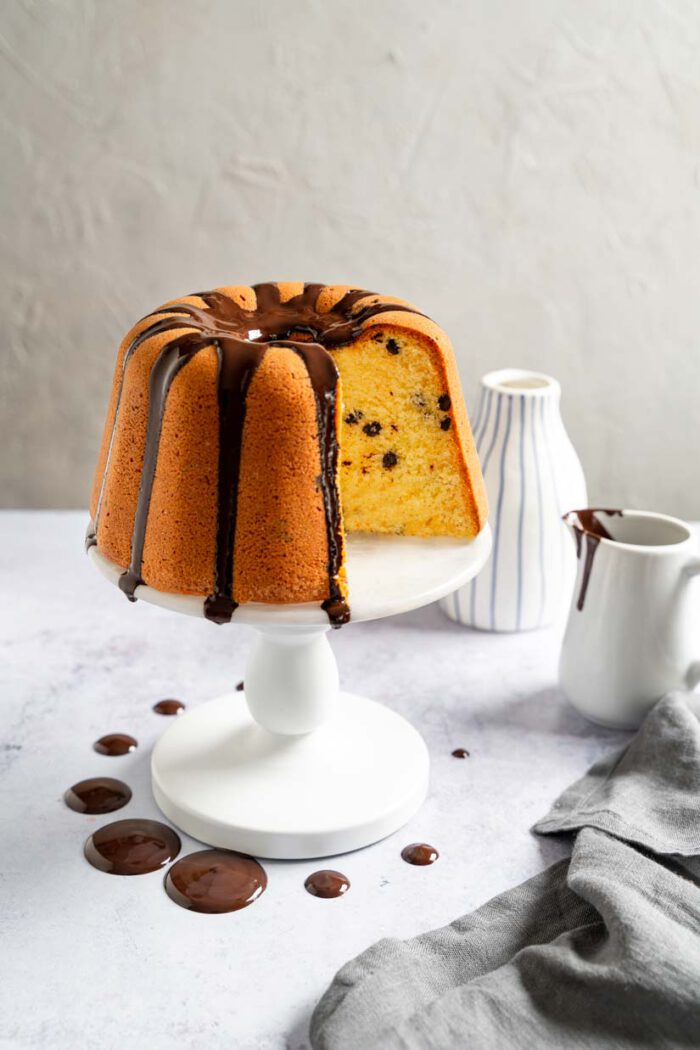 Saftiger Gugelhupf mit Schokostückchen und Schokoglasur - Ina Isst