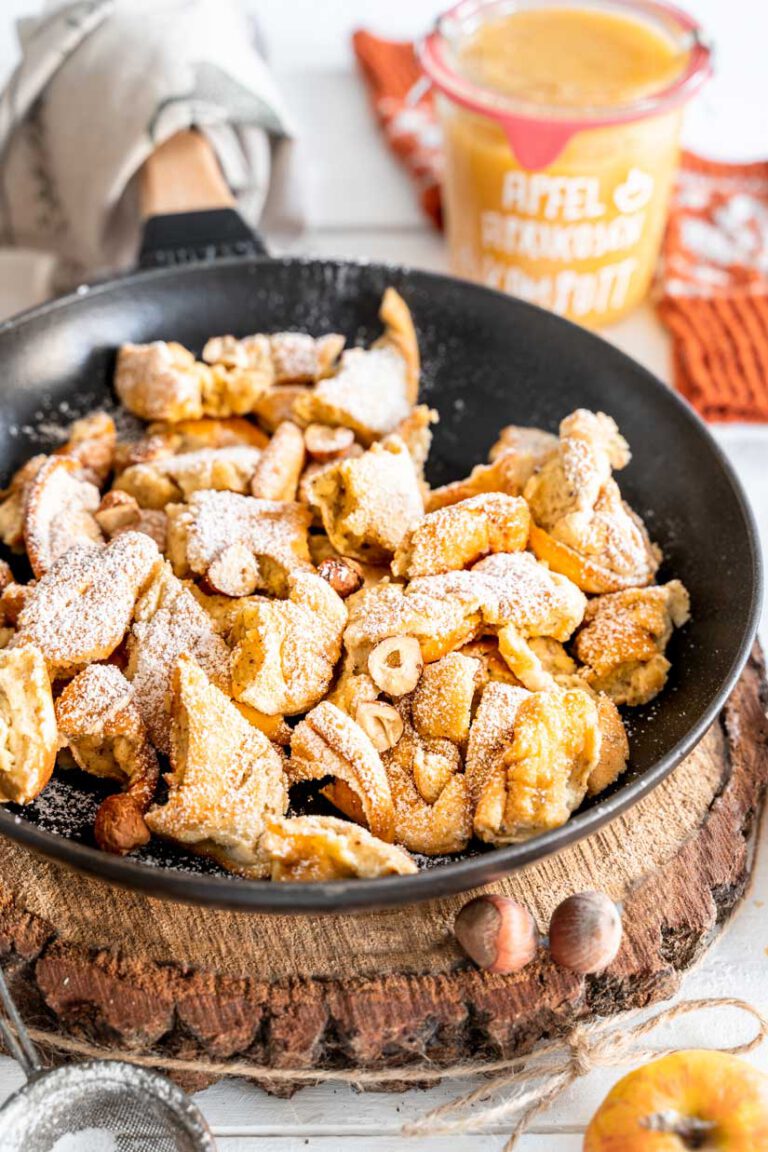 Kaiserschmarrn mit Haselnüssen und Apfel-Aprikosen Kompott - Ina Isst