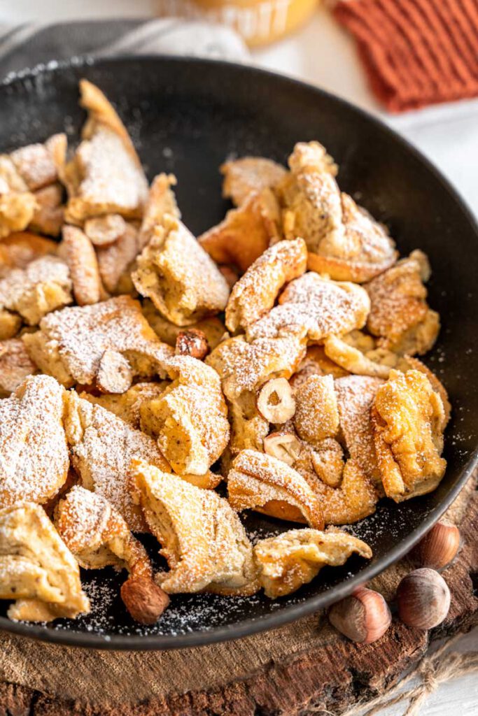Kaiserschmarrn mit Haselnüssen und Apfel-Aprikosen Kompott - Ina Isst