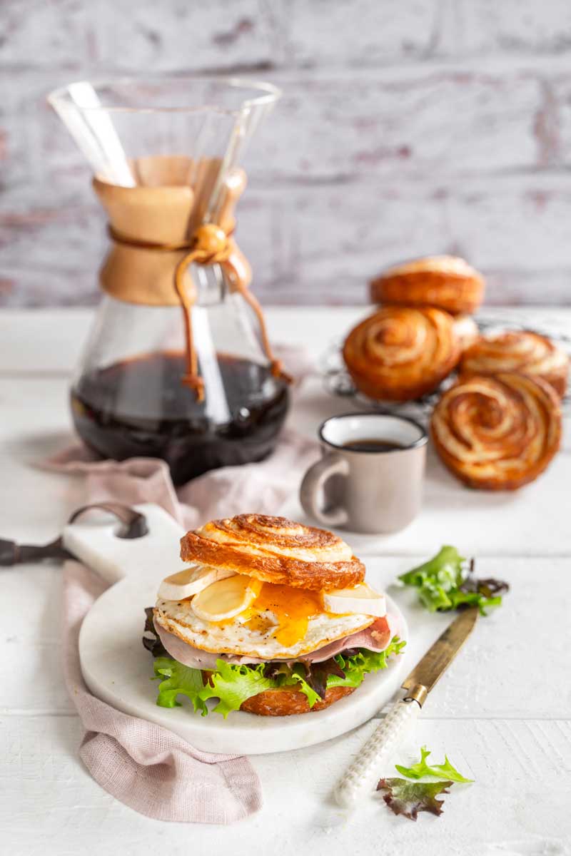 Ham & Cheese Frühstücksburger mit Laugen-Croissant-Bun, Croissant Brötchen, Frühstücks Burger, Croissant Burger, Breakfast Burger, #croissantbun, #laugenbun, #fruehstuecksburger