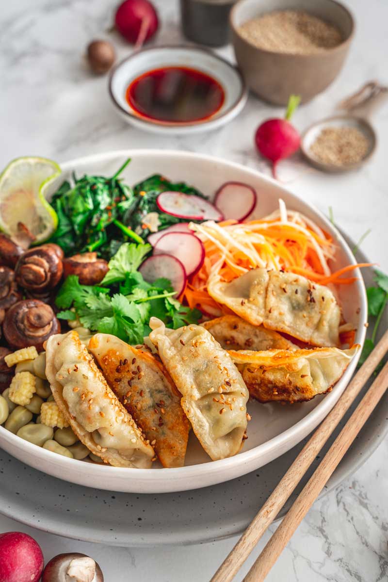 Einfache Gyoza Bowl mit frischem Gemüse, Dumplings, Asiatische Bowl, #bowl, #noodlebowl