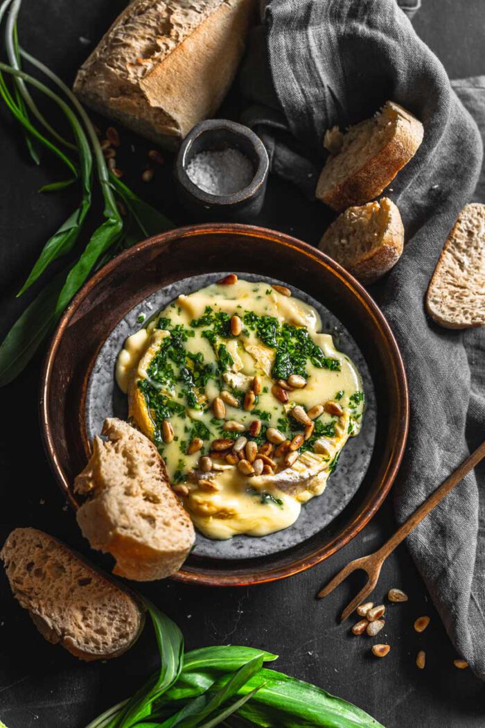 Ofenkäse selber machen mit Bärlauch und Pinienkernen Ina Isst