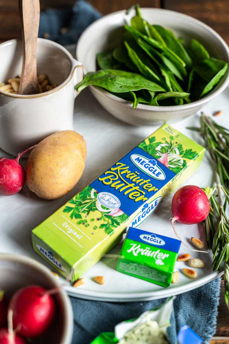 Lauwarmer Kartoffelsalat mit Kräuterbutter und Spinat - Ina Isst