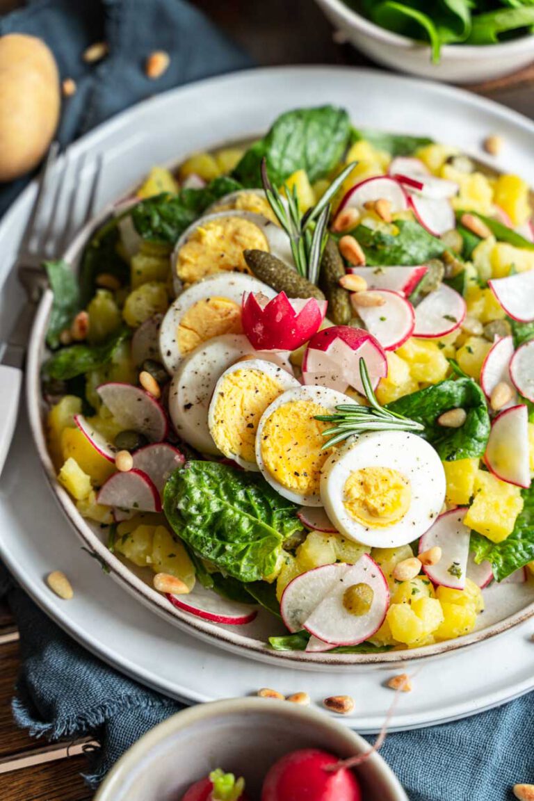 Lauwarmer Kartoffelsalat mit Kräuterbutter und Spinat - Ina Isst