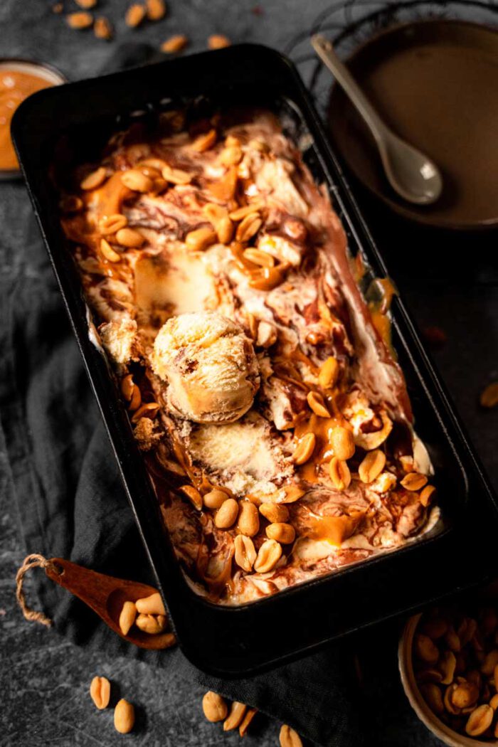 Snickers Eis selber machen - mit Erdnüssen und Schokolade - Ina Isst