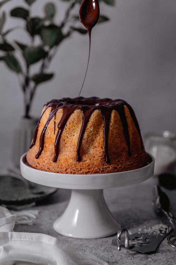 Gugelhupf mit Kokos und dunkler Schokolade - Ina Isst Gugelhupf mit Kokos und dunkler Schokolade - Ina Isst
