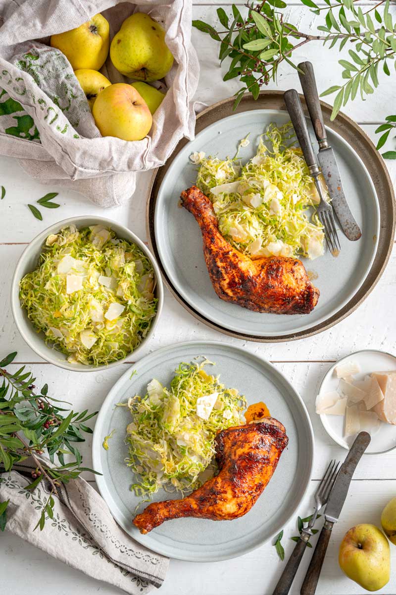 Scharfe Hähnchenschenkel mit frischem Rosenkohlsalat - Ina Isst