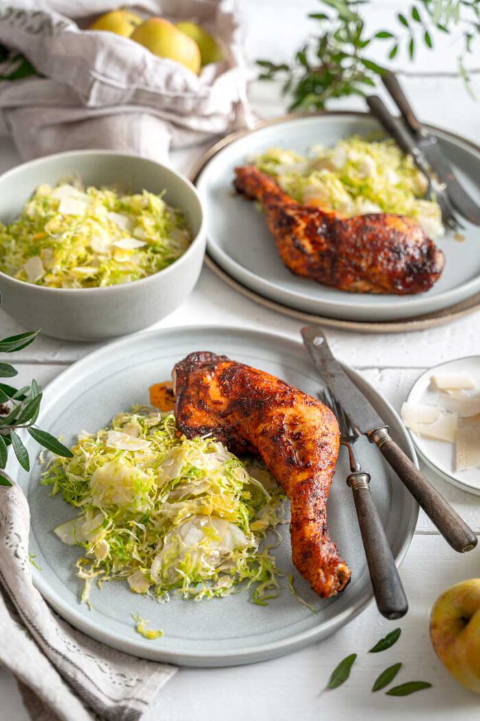 Scharfe Hähnchenschenkel mit frischem Rosenkohlsalat - Ina Isst