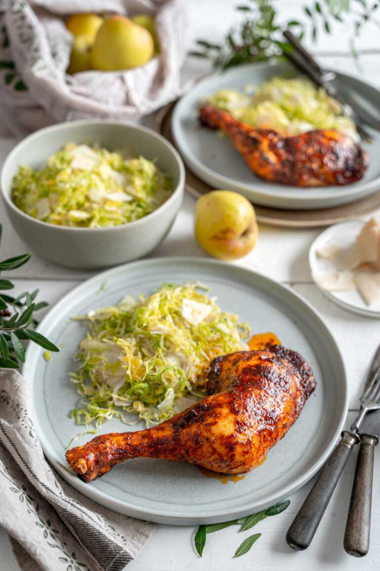 Scharfe Hähnchenschenkel mit frischem Rosenkohlsalat - Ina Isst