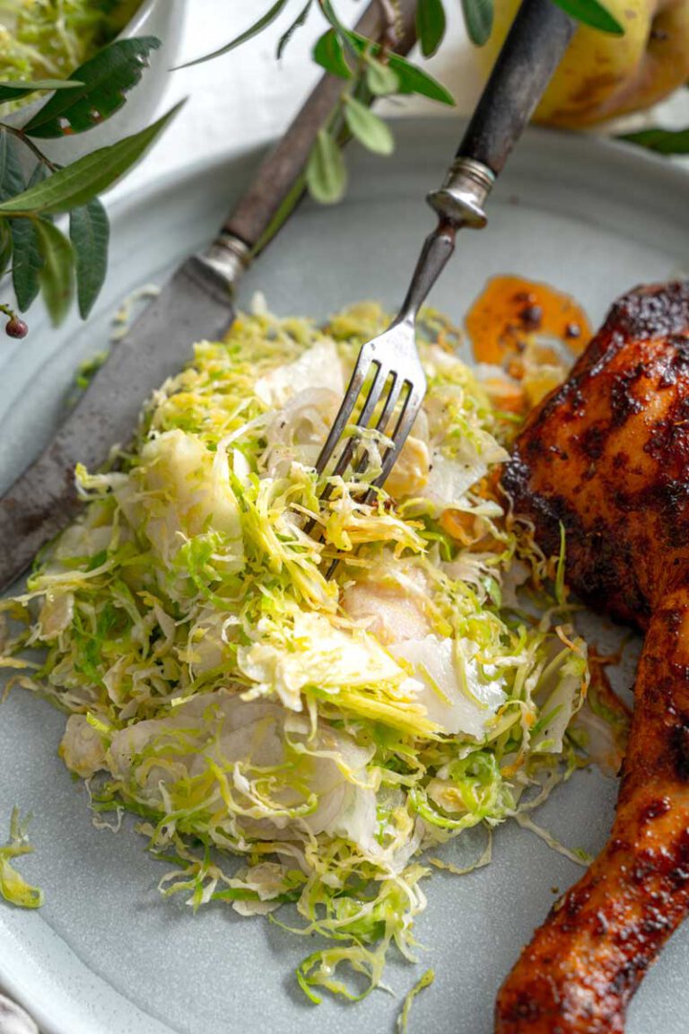 Scharfe Hähnchenschenkel mit frischem Rosenkohlsalat - Ina Isst