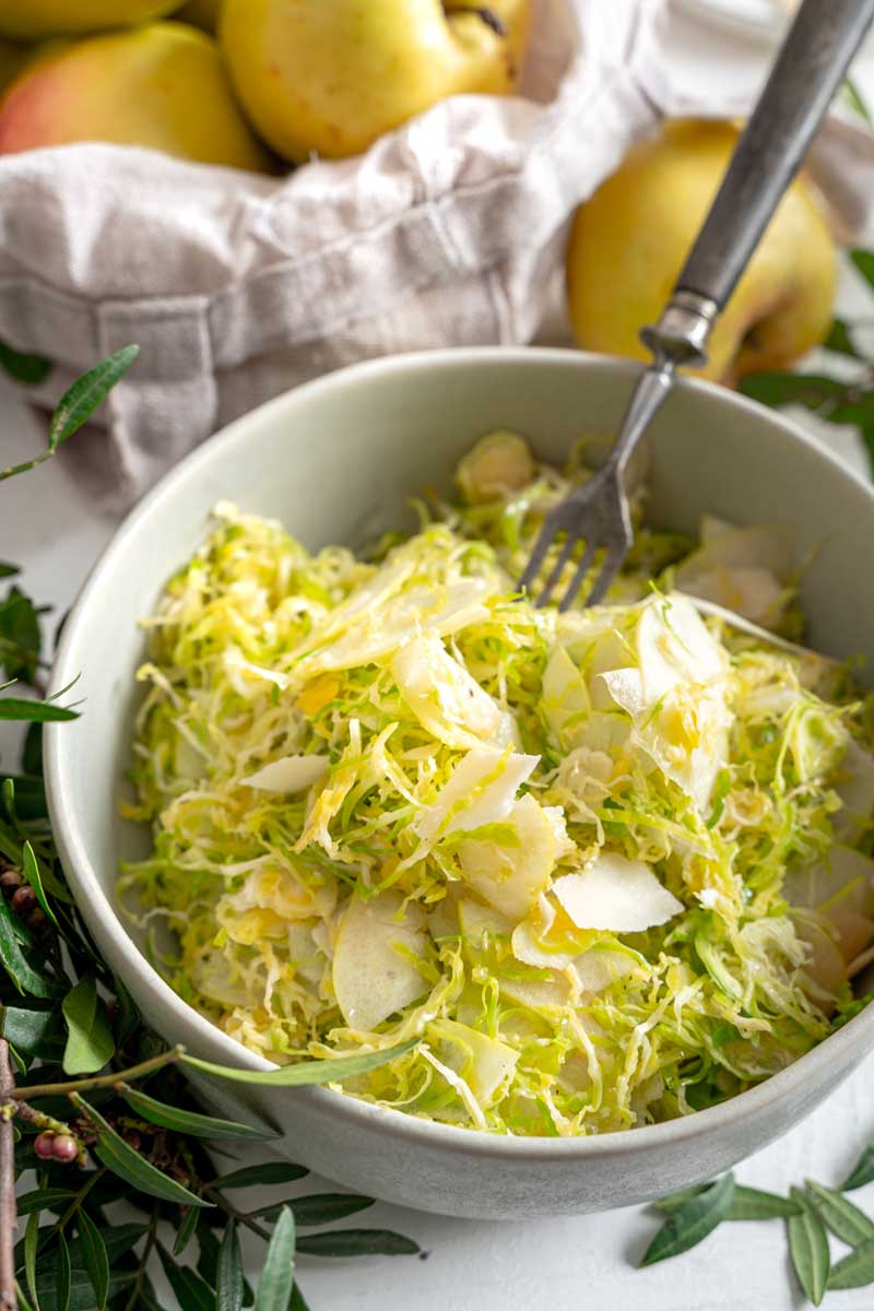 Scharfe Hähnchenschenkel mit frischem Rosenkohlsalat - Ina Isst
